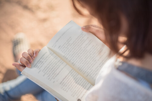 Mujer leyendo un libro en calma