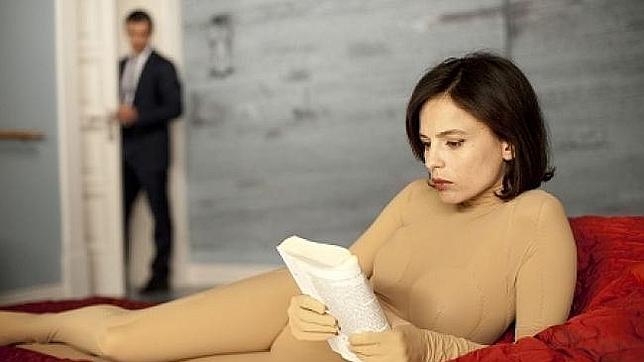 Mujer leyendo en un sofá