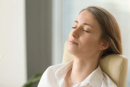 Mujer con los ojos cerrados meditando
