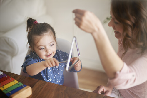 Niña tocando el triángulo