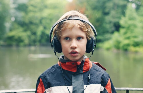 Niño con cascos para representar a los niños con autismo durante la crisis del coronavirus