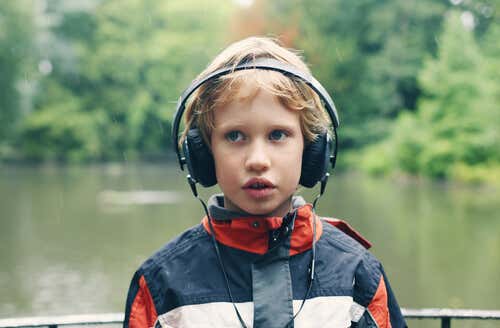 Niño con cascos para representar a los niños con autismo durante la crisis del coronavirus