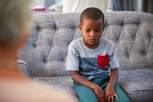 Niño triste en el psicólogo