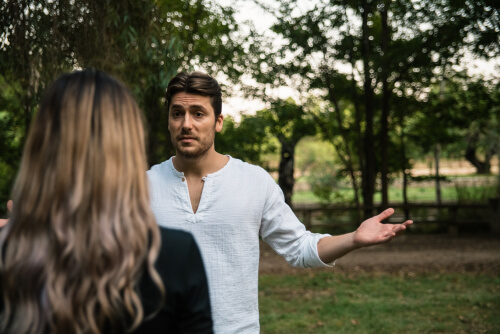 Pareja discutiendo para representar decir lo siento no borra el dolor causado.