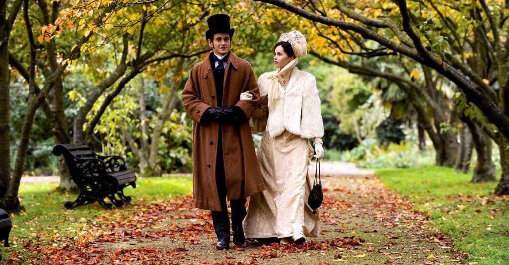 Pareja paseando en un parque