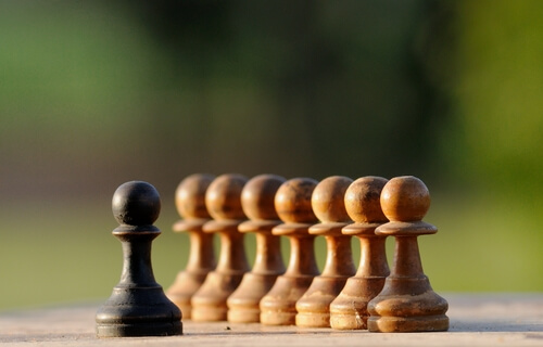 Peones blancos y negros para representar la importancia de los estereotipos