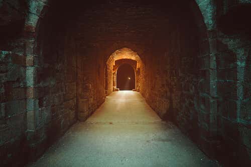 Tunnel als Symbol für Thanatos, Gott des Todes