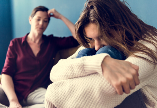 Adolescente enfadada con su madre
