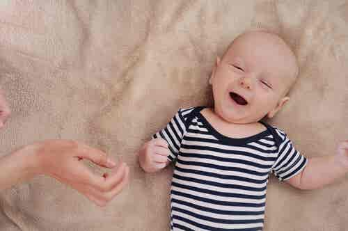 Los fabulosos beneficios de cantarle a un bebé