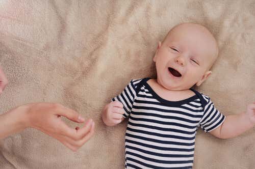 Bebé sonriendo representando si ¿es verdad que nacemos siendo buenos?