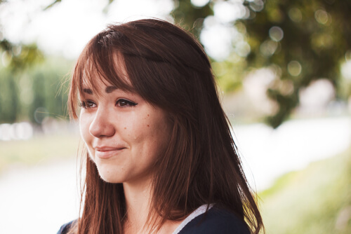 Chica llorando con una sonrisa
