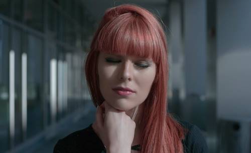 Chica pensando cómo cultivar el sentido de esperanza