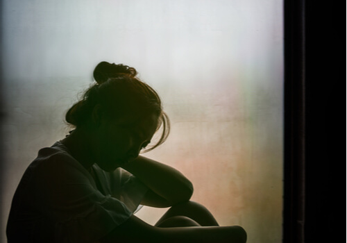 Chica triste pensando cuando el maltrato psicológico de pareja se da en la adolescencia