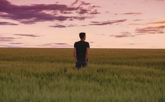 Chico en el campo representando cuando creo en mí