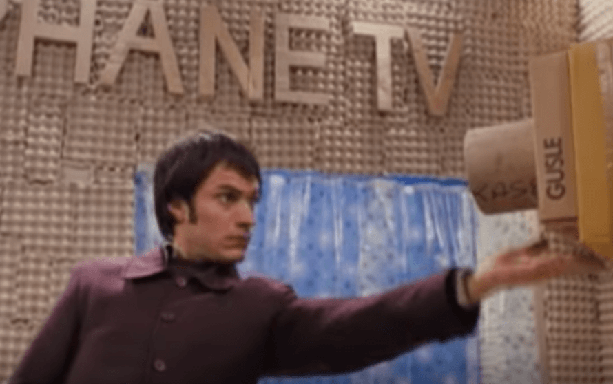 Chico mirando a una cámara