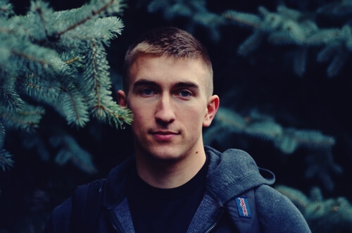 Chico representando el valor de ser tú