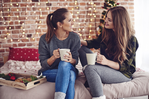 Sœurs parlant à Noël