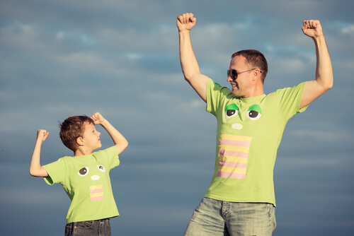 Hijo imitando a su padre