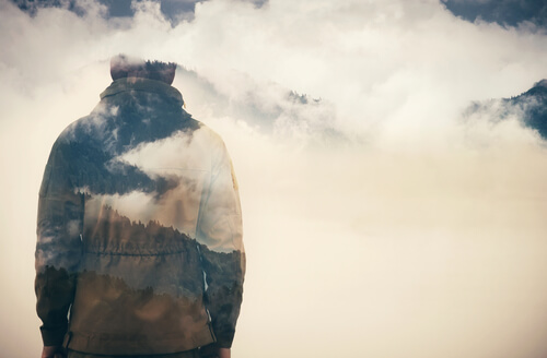 Hombre entre nubes