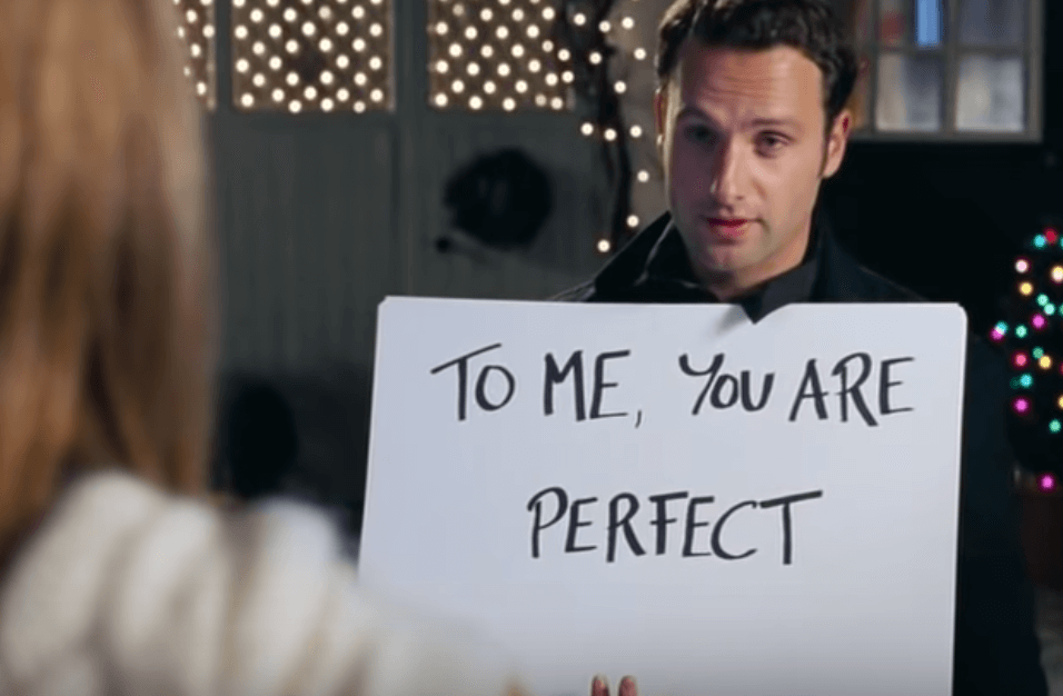 Hombre con mensaje de amor en una pancarta