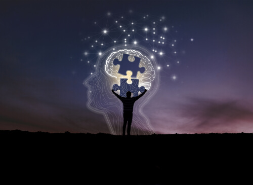 Homme avec une pièce de puzzle dans son cerveau