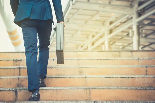 Hombre subiendo escaleras