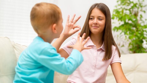 Personas con discapacidad hablando lengua de signos