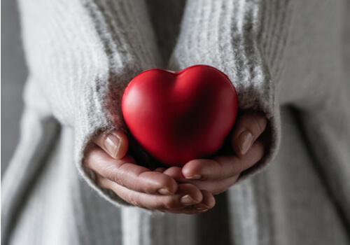 Mujer sujetando un corazón para representar la autocompasión