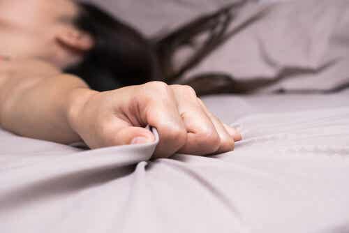 Mujer agarrando una sábana