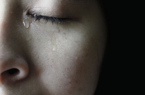 Mujer con lágrima en la cara