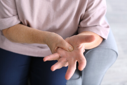 Mujer con la mano dormida