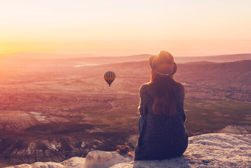 Mujer mirando un globo