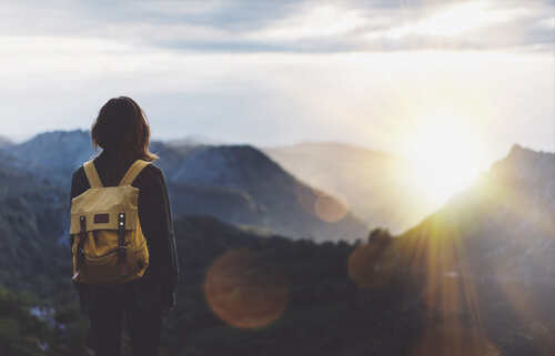 Mujer con una mochila en una montaña