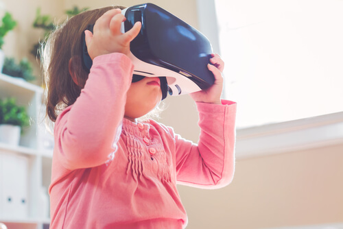 Niña con gafas de realidad virtual