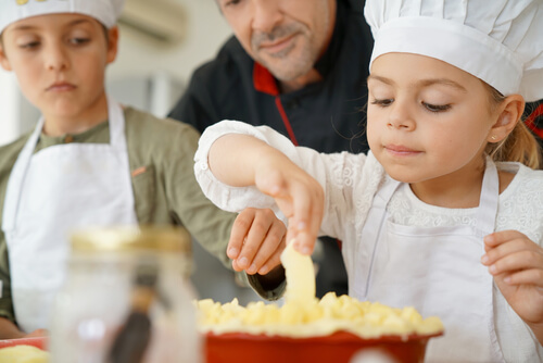 Niños cocinando la tarta de la paz