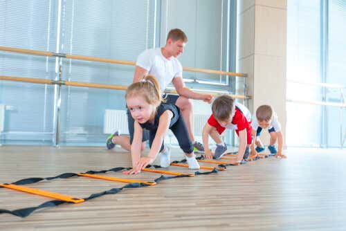 Niños haciendo gimnasia para trabajar la psicomotricidad