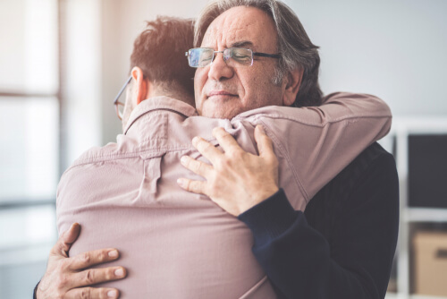 Padre despidiéndose de su hijo