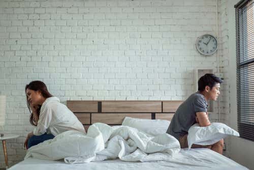 Par sidder i hver deres side af sengen og illustrerer manglende seksuel lyst hos en partner