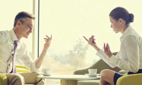 Mężczyzna i kobieta próbują nauczyć się komunikować z ludźmi