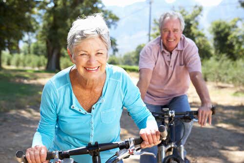 Seniorer som sykler på landsbygda