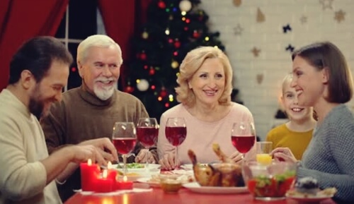 Personas a la mesa que logran aplicar la asertividad en las reuniones familiares