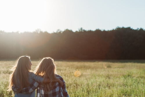 Amigas hablando como ocio reparador