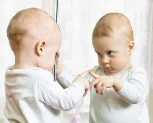 Bebé mirándose en el espejo