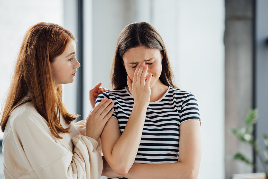 Chica llorando porque le cuesta aceptar la tristeza