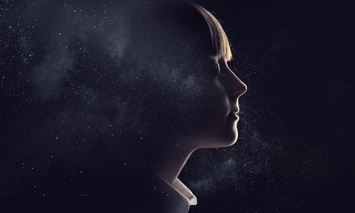 Chica con los ojos cerrados