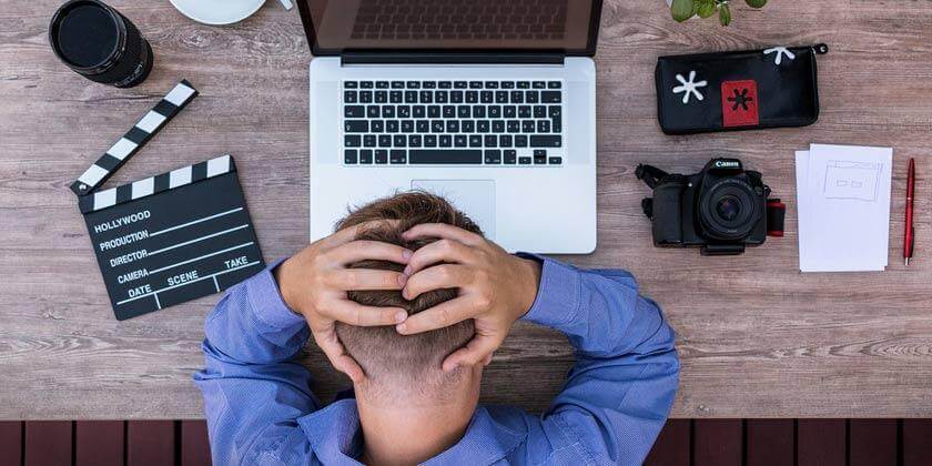 Hombre que sufre la somatización del coronavirus