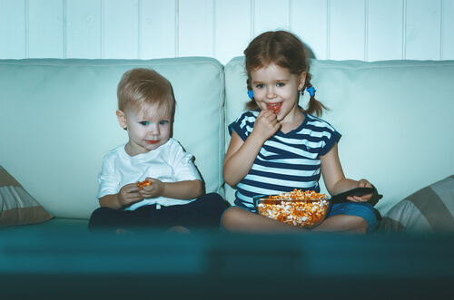 Hermanos viendo una película de dibujos animados