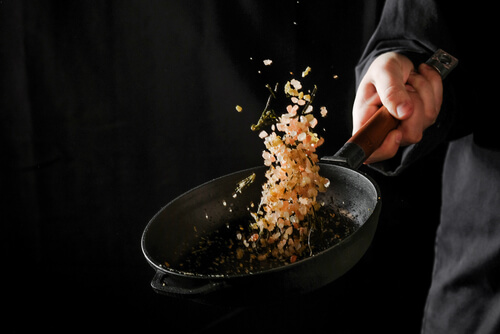 Hombre cocinando sales aromáticas