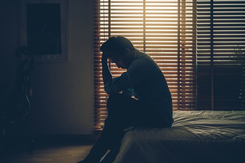 Hombre llorando por duelo
