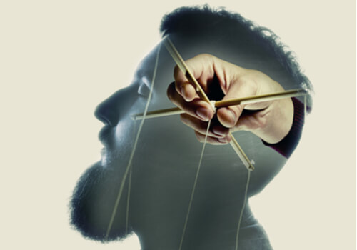 Hombre con la mente manipulada